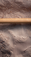Palo de percha de madera y tela damasco beige
