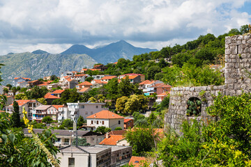 Fototapeta na wymiar モンテネグロ　丘に広がるコトルの町並みと城壁