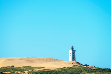 Fototapeta na wymiar Die Küstenlandschaft an der Jammerbucht in Dänemark. Im Hintergrund der Leuchtturm von Rubjerg Knude.