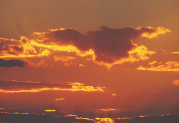 Un bonito cielo anaranjado con nubes en la puesta de sol. Fondo natural de color naranja con los...