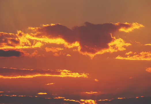 Un bonito cielo anaranjado con nubes en la puesta de sol. Fondo natural de color naranja con los últimos rayos de sol del día.
