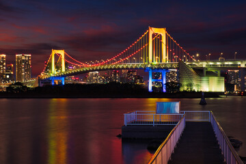 Obraz premium Rainbow Bridge Tokyo at night