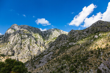Fototapeta na wymiar モンテネグロ　コトルの城壁の後ろに広がる岩山
