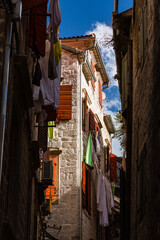 モンテネグロ　コトルの旧市街の路地裏
