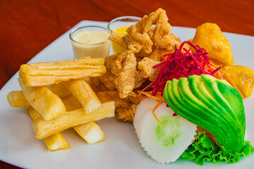 Chicharrón de pollo  con ensalada fresca y yucas fritas - vista detalle