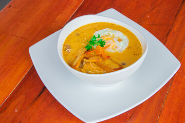 sopa a la criolla con sabor a Perú - vista amplio