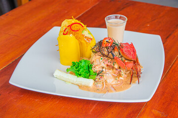 Causa rellena, Ceviche y Cangrejo - vista amplio