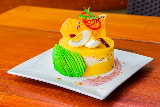 Causa de pollo con palta, huevo y chifles