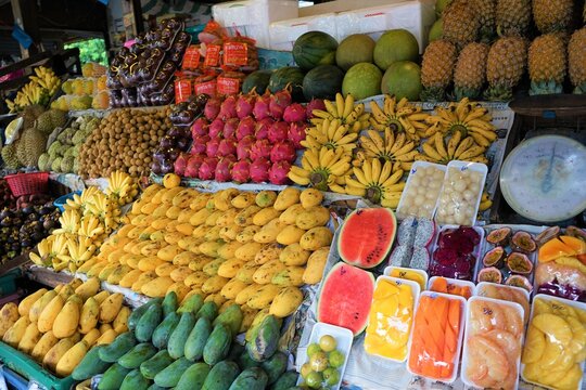 Fresh Fruits, Mango, Banana, Watermelon, Dragon Fruits and more on the counter of Stall in market, Pataya, Thailand - 果物屋 フルーツ