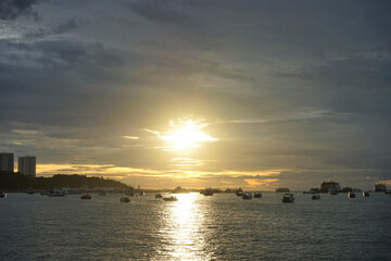 Naklejka premium Tropical beach at dusk with many boats on the sea in Pattaya, Thailand