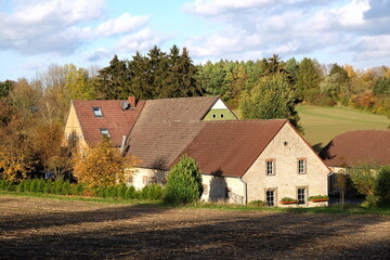 Altes Gehöft im Herbst bei Sonnenschein in einem Tal zwischen Bielefeld Lämershagen und...