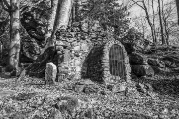 Schwarz weiß Bild Alte mit Steinen gebaute verfallene Kloster Ruine auf der Rusel und Ruselabsatz nähe Geisslinger Stein Königstein und Hausstein im bayerischen Wald bei Deggendorf und Regen, Deutschl
