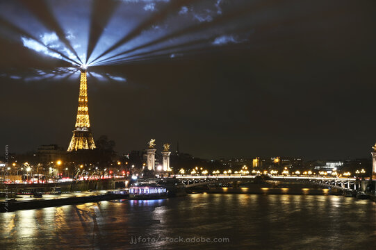 Le pont Alexandre III &agrave; Paris et la tour Eiffel de nuit
