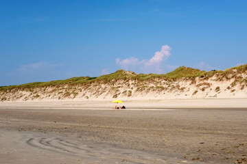 Fototapeta na wymiar Vacanciers sur la plage.Holidaymakers on the beach