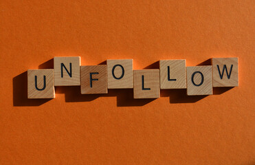 Obraz premium Unfollow, word isolated on background