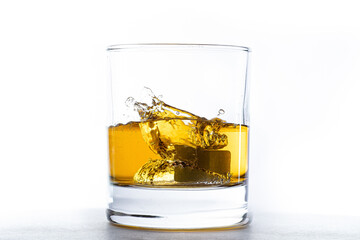 Whisky im Tumbler mit Eisstein