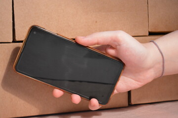 hand holding a phone