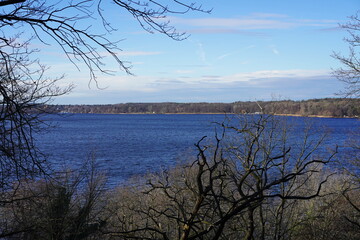 Sonnige, idyllische Panoramalandschaft über die Havel vom Havelhöhenweg im Grunewald in Berlin