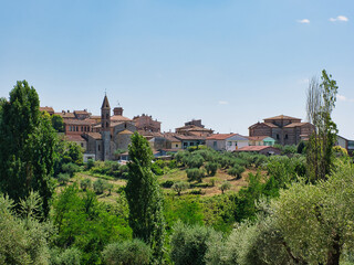 Häuser der Gemeinde Castelnuovo Berardenga in der Provinz Siena in der italienischen Region Toskana von der ländlichen Umgebung aus gesehen