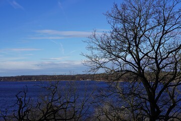 Blaue, sonnige Panoramalandschaft der Havel mit Aussicht vom Havelh&ouml;henweg in Berlin