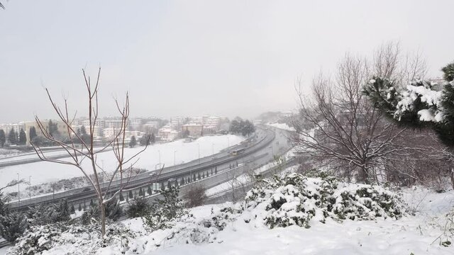 A snowy day at Istanbul, Tem Highway, Anatolian Side in Two Time Slow Motion
