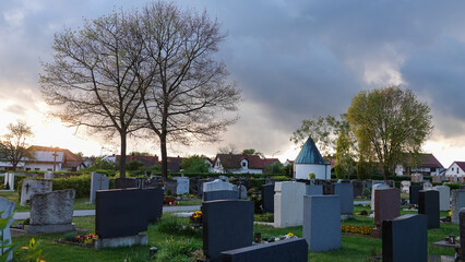 Gewitterstimmung im Friedhof