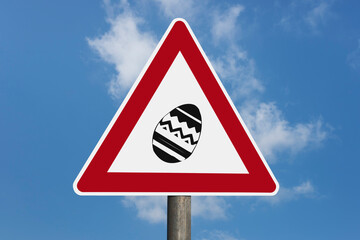 Gefahrenzeichen mit Osterei