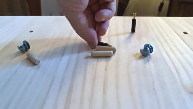 Un homme en plein bricolage qui monte une armoire