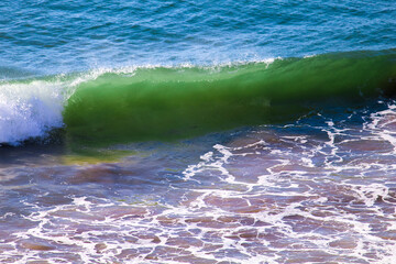 ONDA QUEBRANDO EM PRAIA DE GUARAPARI, ES, BRASIL.