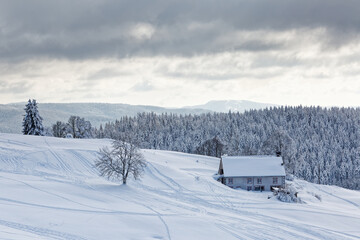 Fototapeta na wymiar ferme des Vosges en hiver