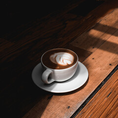 Tomando un delicioso cappuccino con latte art