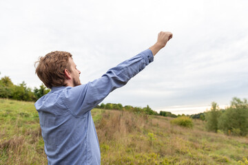 jubel sieger gewinner gewinnen student erfolg gewinn studieren abschluss bachelor gl&uuml;cklich pr&uuml;fung business eigentum eigenheim natur