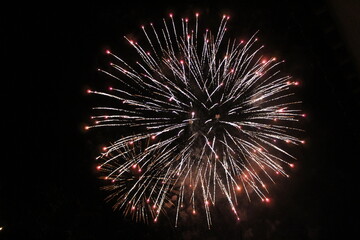 Fuegos artificiales en una noche oscura