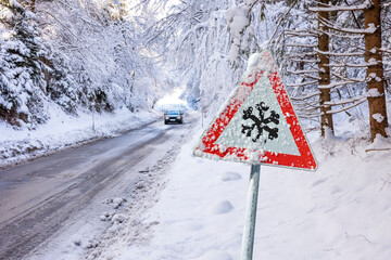 Schneefall und Glätte auf der Straße