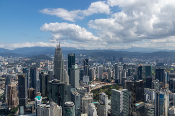 Fototapeta na wymiar Tour Petronas et paysage urbain à Kuala Lumpur, Malaisie