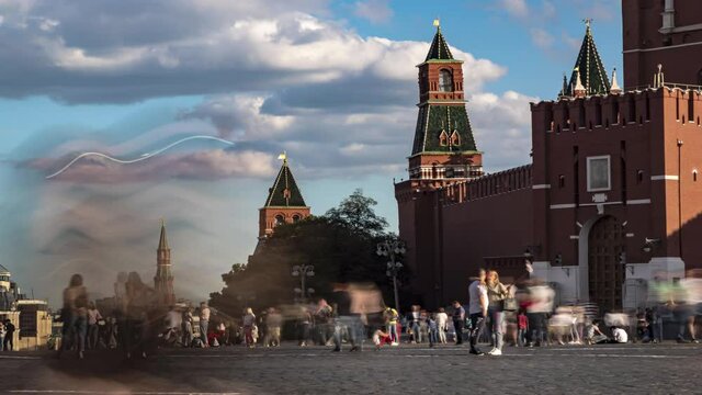 Crowds of tourists on red square in Moscow, time lapse