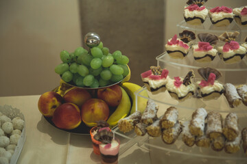 weding cake and fruits