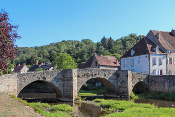 Fototapeta na wymiar Nouvelle-Aquitaine - Limousin - Creuse - Chambon-sur-Voueize - Pont médiéval appelé aussi pont roman