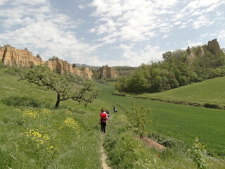trekking fra le balze del valdarno