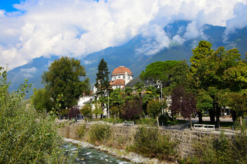 Blick über die Passer auf die Kurpromenade in Meran