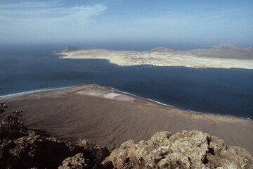 Blick vom Mirador del Rio auf der Insel Lanzarote zur Nachbarins