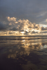 Obraz premium Photograph of a sunset on the beach of the Uramba National Natural Park in the Colombian Pacific. Ladrilleros, Juanchaco, Bahía Málaga Valle del Cauca, Colombia.