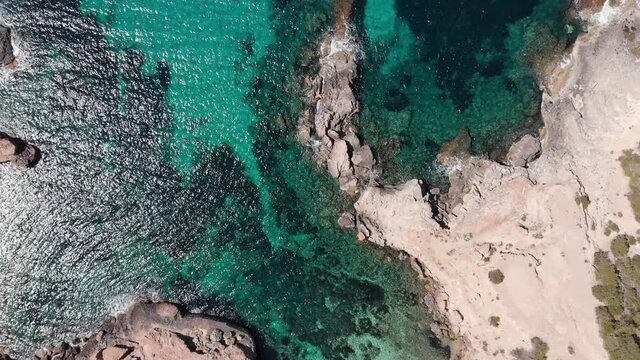 Vista aérea de agua cristalina de una playa de Ibiza. 