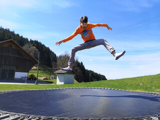 Junge hüpft auf Trampolin