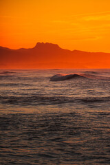Obraz premium Huge waves on the city of Biarritz at the Basque Country's coast.