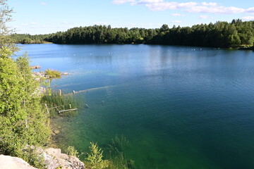 Steinbruch, Baggersee und früheres Gefängnis Rummu in Estland, jetzt Badesee