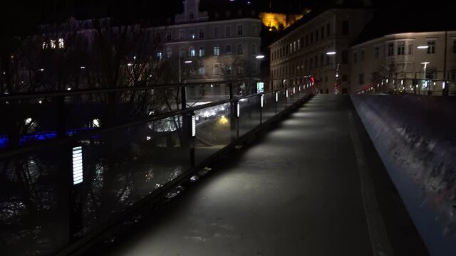 Fluss in Innenstadt mit moderner Insel