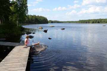 Frau an einem See in Schweden