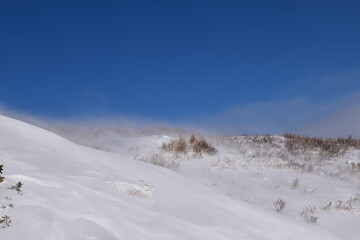 Schneeverwehung am Berg