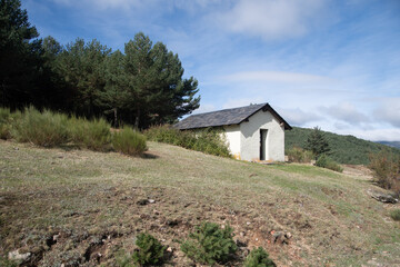 Refugio con paredes de color blanco en medio de la montaña 
